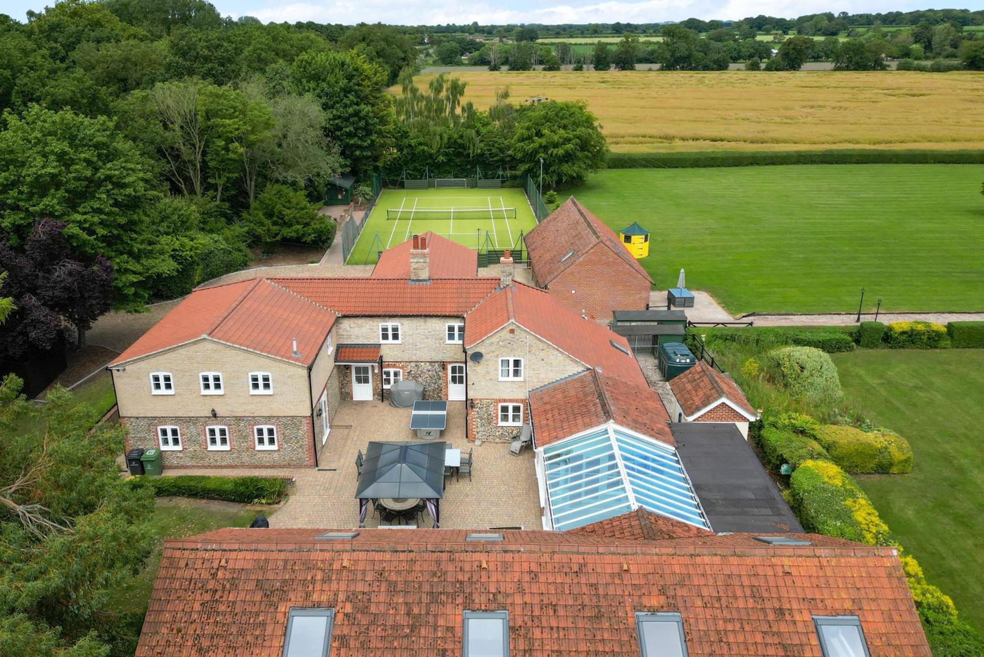 Cottage In Norfolk Sleeps 23 - Private Pool, Fishing Lake, Hot Tub Ref 99008Sc Hockham Exterior photo